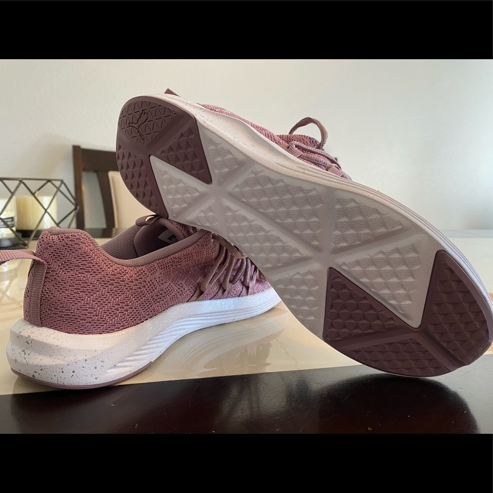 Women’s puma shoes never worn 👟